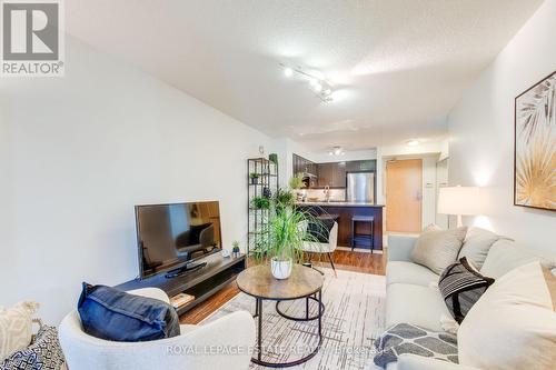 213 - 7363 Kennedy Road, Markham, ON - Indoor Photo Showing Living Room