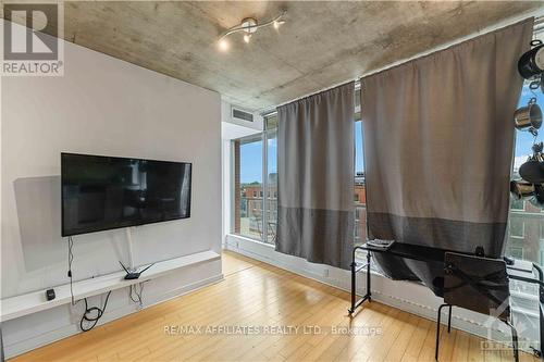 505 - 383 Cumberland Street, Ottawa, ON - Indoor Photo Showing Living Room