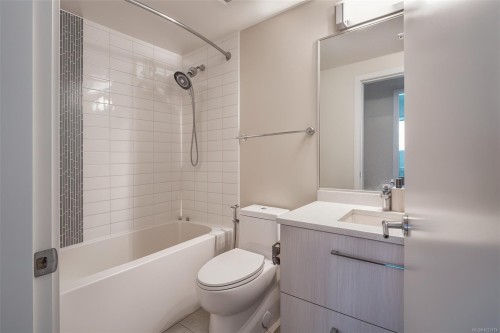408-1090 Johnson St, Victoria, BC - Indoor Photo Showing Bathroom