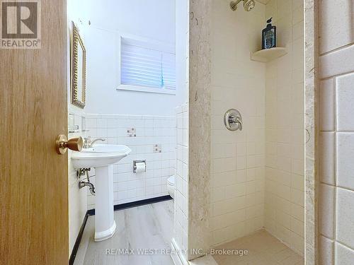 4 Kitson Drive, Toronto, ON - Indoor Photo Showing Bathroom