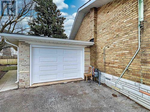 4 Kitson Drive, Toronto, ON - Outdoor