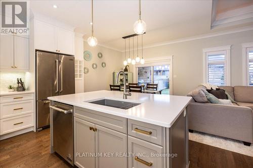 88 Collins Way, Strathroy-Caradoc (Se), ON - Indoor Photo Showing Kitchen With Upgraded Kitchen