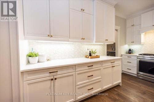 88 Collins Way, Strathroy-Caradoc (Se), ON - Indoor Photo Showing Kitchen With Upgraded Kitchen
