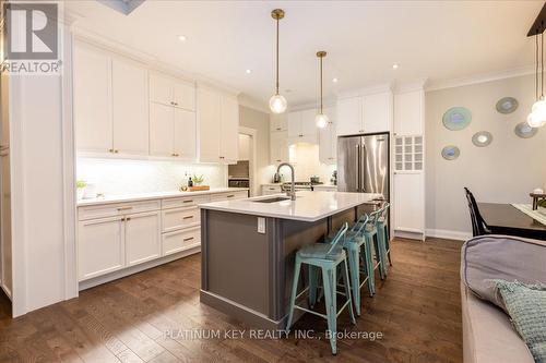 88 Collins Way, Strathroy-Caradoc (Se), ON - Indoor Photo Showing Kitchen With Upgraded Kitchen