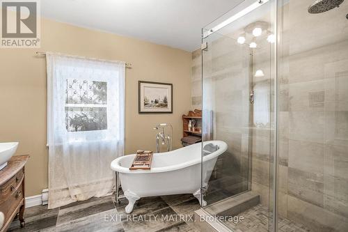 729 County Rd 18 Road, Hawkesbury, ON - Indoor Photo Showing Bathroom