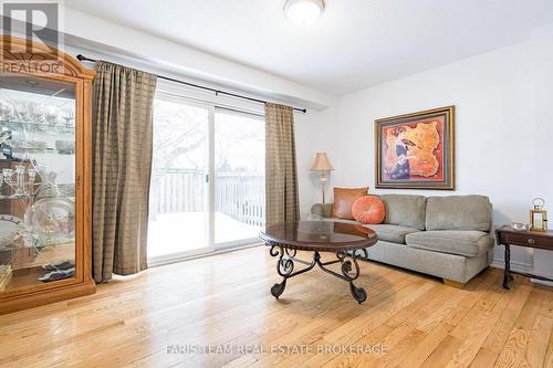 37 Southwoods Crescent, Barrie, ON - Indoor Photo Showing Living Room