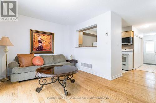 37 Southwoods Crescent, Barrie, ON - Indoor Photo Showing Living Room