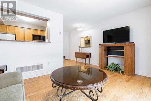 37 Southwoods Crescent, Barrie, ON - Indoor Photo Showing Living Room