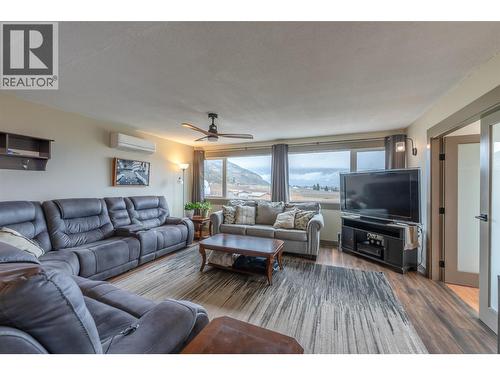 1418 Fairview Road, Oliver, BC - Indoor Photo Showing Living Room