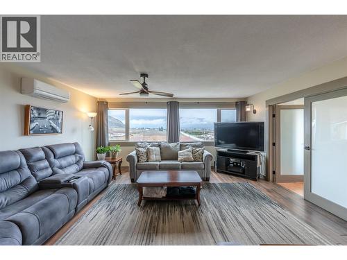 1418 Fairview Road, Oliver, BC - Indoor Photo Showing Living Room