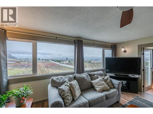 1418 Fairview Road, Oliver, BC - Indoor Photo Showing Living Room