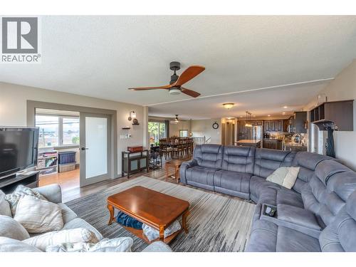 1418 Fairview Road, Oliver, BC - Indoor Photo Showing Living Room