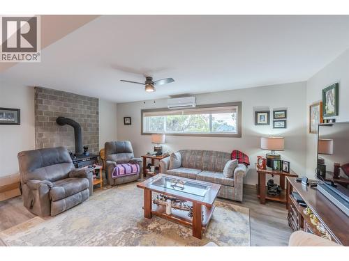 1418 Fairview Road, Oliver, BC - Indoor Photo Showing Living Room