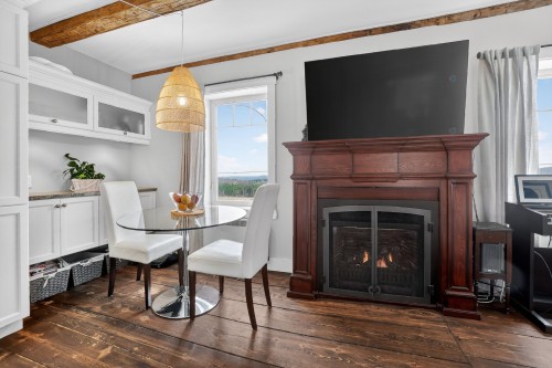 Coin-repas - 1309 Route 139 N., Sutton, QC - Indoor Photo Showing Dining Room With Fireplace