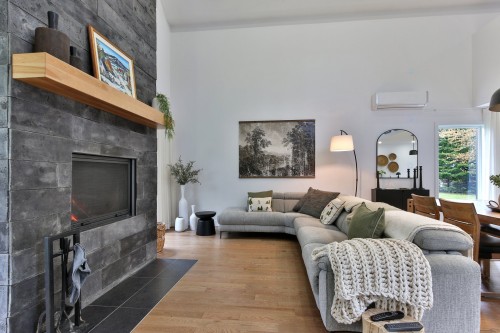 Salon - 1202 Rue Shefford, Bromont, QC - Indoor Photo Showing Living Room With Fireplace