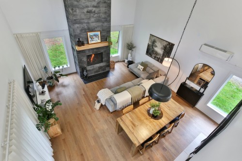 Vue d'ensemble - 1202 Rue Shefford, Bromont, QC - Indoor Photo Showing Living Room With Fireplace