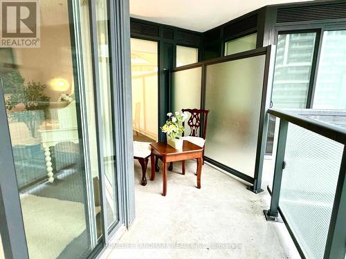 813 - 85 Oneida Crescent, Richmond Hill, ON -  With Balcony With Exterior