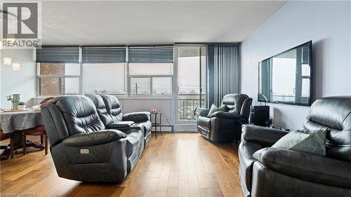 293 Mohawk Road E Unit# 501, Hamilton, ON - Indoor Photo Showing Living Room