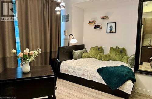 42 CHARLES Street E Unit# 2206  Toronto, ON M4Y 1N3