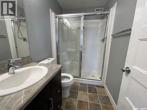 2 5301 Beacon Drive, Regina, SK - Indoor Photo Showing Bathroom