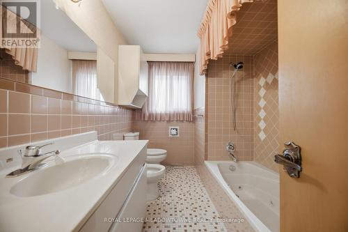 854 Runningbrook Drive, Mississauga, ON - Indoor Photo Showing Bathroom