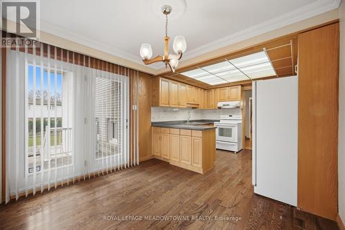 854 Runningbrook Drive, Mississauga, ON - Indoor Photo Showing Kitchen
