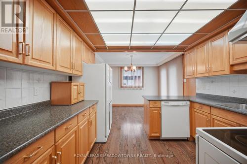 854 Runningbrook Drive, Mississauga, ON - Indoor Photo Showing Kitchen With Double Sink
