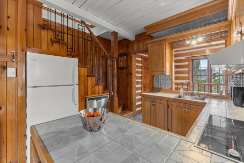 Cuisine - 20 26E Avenue, Pincourt, QC - Indoor Photo Showing Kitchen With Fireplace