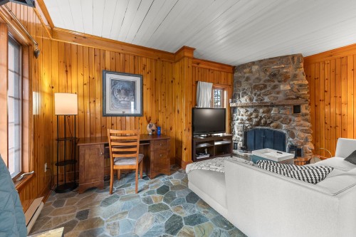 Salon - 20 26E Avenue, Pincourt, QC - Indoor With Fireplace