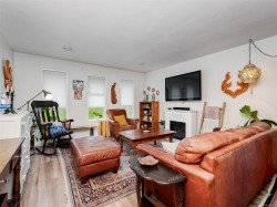 867 McKenzie Ave Saanich, BC V8X 3G4