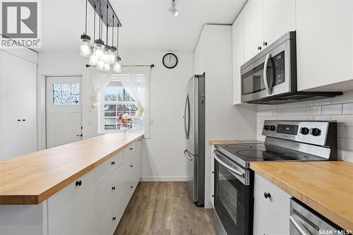 929 K Avenue N, Saskatoon, SK - Indoor Photo Showing Kitchen