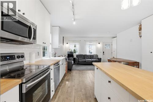 929 K Avenue N, Saskatoon, SK - Indoor Photo Showing Kitchen