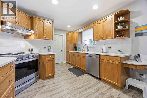 5700 Blackwell Sideroad Unit# 13, Sarnia, ON - Indoor Photo Showing Kitchen