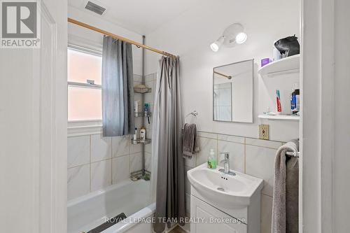 1123 Secord Avenue, Ottawa, ON - Indoor Photo Showing Bathroom