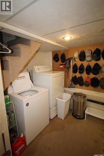 663 2Nd Street E, Shaunavon, SK - Indoor Photo Showing Laundry Room