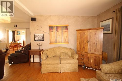 663 2Nd Street E, Shaunavon, SK - Indoor Photo Showing Living Room