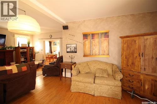 663 2Nd Street E, Shaunavon, SK - Indoor Photo Showing Living Room
