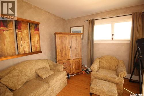 663 2Nd Street E, Shaunavon, SK - Indoor Photo Showing Living Room