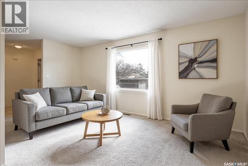 71 3904 Castle Road, Regina, SK - Indoor Photo Showing Living Room