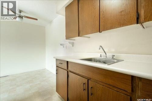 71 3904 Castle Road, Regina, SK - Indoor Photo Showing Kitchen