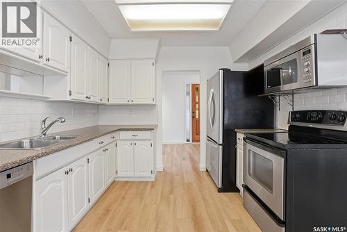 1606 Arlington Avenue, Saskatoon, SK - Indoor Photo Showing Kitchen With Double Sink