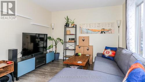 66 Downing Crescent, Barrie, ON - Indoor Photo Showing Living Room