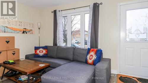 66 Downing Crescent, Barrie, ON - Indoor Photo Showing Living Room