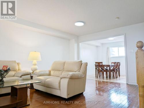 74 Sunway Square, Markham, ON - Indoor Photo Showing Living Room