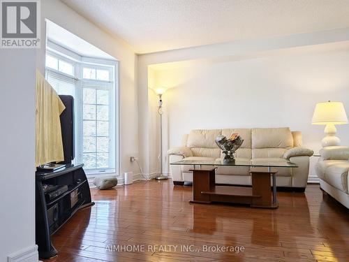 74 Sunway Square, Markham, ON - Indoor Photo Showing Living Room