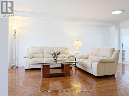 74 Sunway Square, Markham, ON - Indoor Photo Showing Living Room