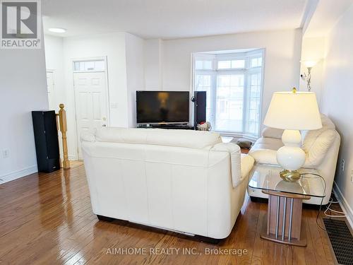 74 Sunway Square, Markham, ON - Indoor Photo Showing Living Room