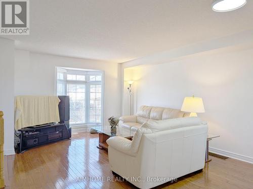 74 Sunway Square, Markham, ON - Indoor Photo Showing Living Room