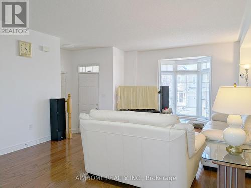 74 Sunway Square, Markham, ON - Indoor Photo Showing Living Room