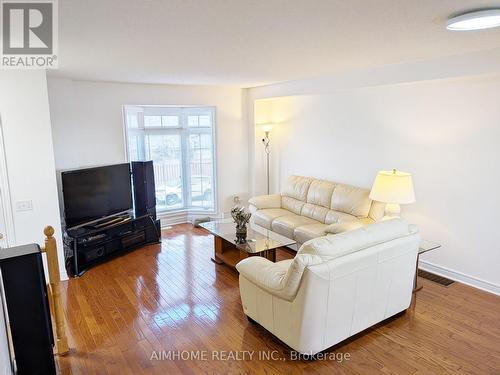 74 Sunway Square, Markham, ON - Indoor Photo Showing Living Room